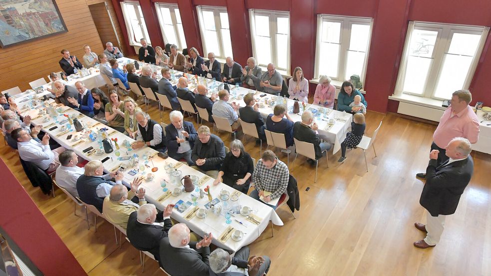 Im festlichen Rummel des alten Rathauses in Emden findet die traditionelle Matjesprobe statt.