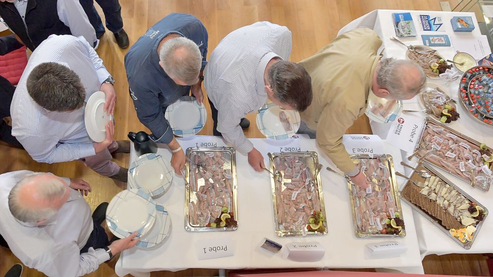Rund 50 Testesser durften über den Matjes für das diesjährige Matjesfest entscheiden.