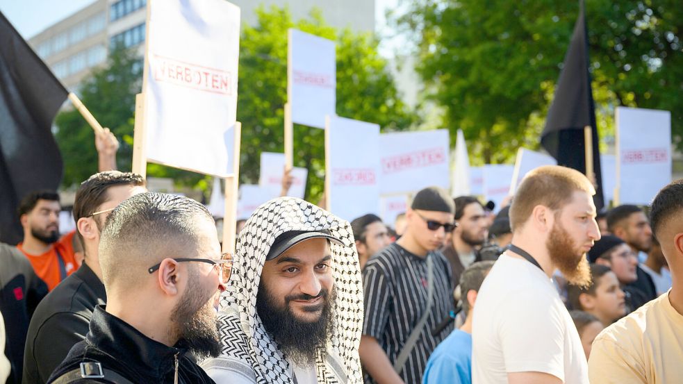 Teilnehmer der Islamisten-Demo in Hamburg. Foto: Gregor Fischer/dpa