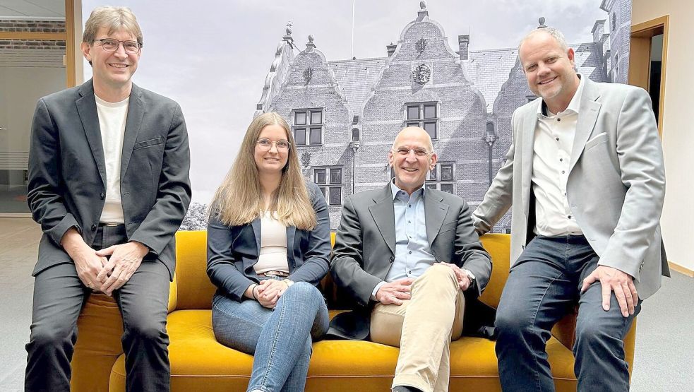 Wollen Unternehmen vernetzen: (von links) RVB-Vorstandsvorsitzender Johann Kramer, RVB-Assistentin Firmenkundenbetreuung Sarah Hinrichs, Repräsentant des BVMW Peter Jordan und RVB-Gebietsdirektor Hendrik Schultz. Foto: RVB/Kerstin Walczik