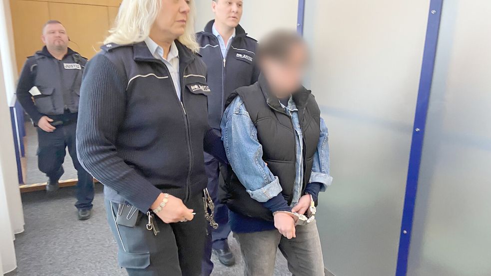 Die Angeklagte wird von Mitarbeitern der Justiz in den Gerichtssaal geführt. Foto: dpa/Tatjana Bojic