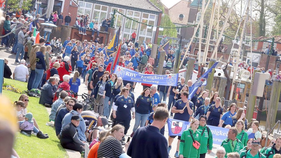 Tausende Menschen kamen am Donnerstag zur Eröffnungsfeier der Boßel-EM nach Neuharlingersiel. Der Festumzug führte in den Hafen. Foto: Gronewold