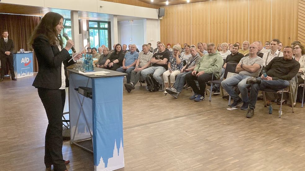 Anja Arndt vom AfD-Kreisverband Ostfriesland beim Wahlkampf in Schortens. Sie kandidiert für das EU-Parlament. Foto: Oltmanns