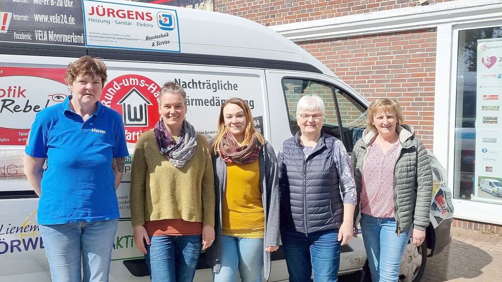 In Wiesmoor erhalten Bedürftige Hilfe von drei Vereinen. Die Vertreterinnen von "Hermas Box", Alltagshelden Ostfriesland und Kleiderbörse Wiesmoor arbeiten eng zusammen. Foto: Hermas Box