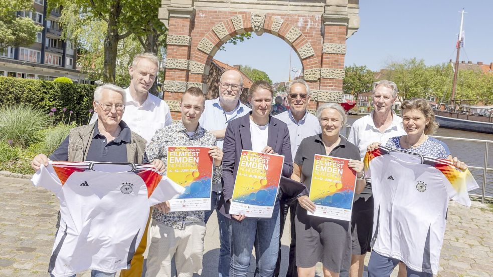 Freuen sich auf viele Besucher am Hafentor (von links): Folkert Ammermann (SSB), Peter Bartsch, Jann Tunder (Kulturevents), Edzard Wagenaar (Filmfest), Martje Merten (Stadtmarketing) ,Reiner Bruns (SSB),Birgit Momberger(Filmfest), Reiner Mensen (SSB) und Birte Engelberts (Hochschule). Foto: Privat