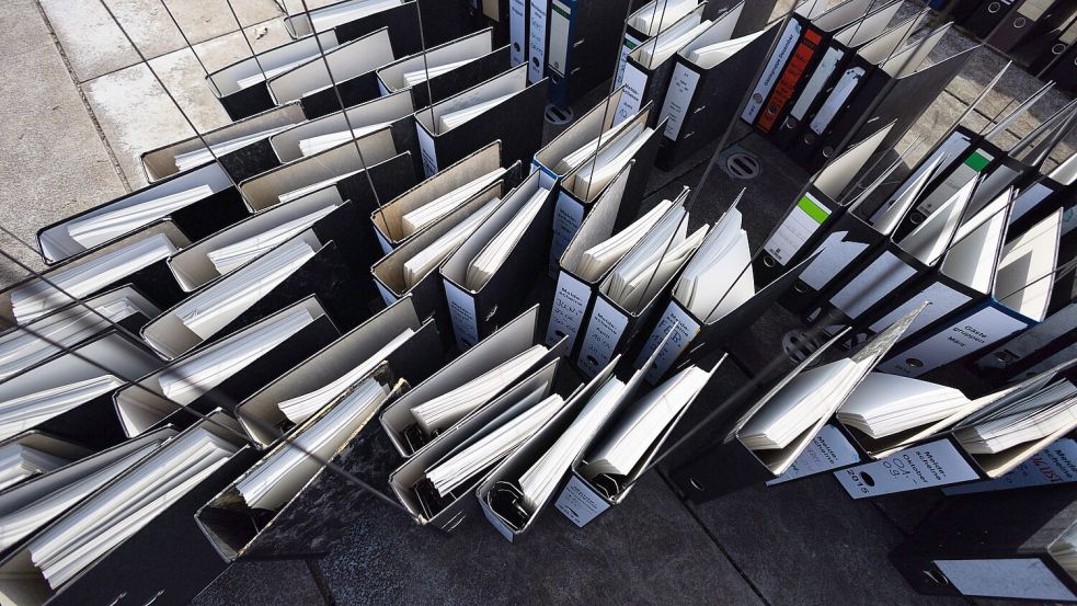 Protest vor dem Bundeskanzleramt: Leere Aktenordner bei einer Aktion des Zentralverbands des Deutschen Handwerks gegen zu viel Bürokratie im Februar. Foto: dpa/Carsten Koall