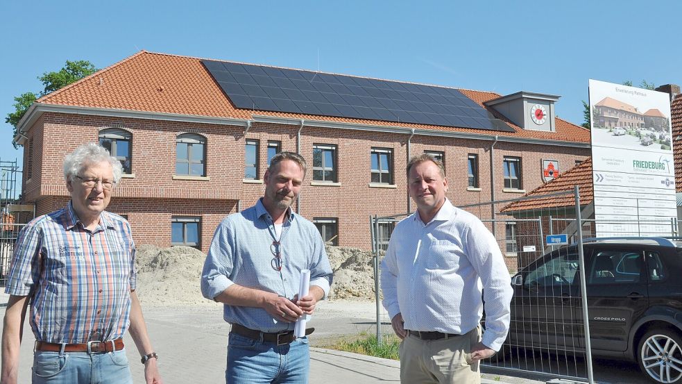 Architekt Georg Tjards, Rathausmitarbeiter Björn Rippen und Bürgermeister Helfried Goetz vor dem neuen Flügel des Friedeburger Rathauses. Künftig erfolgt der Hauptzugang zum Gebäude über den Schützenweg. Foto: Ullrich