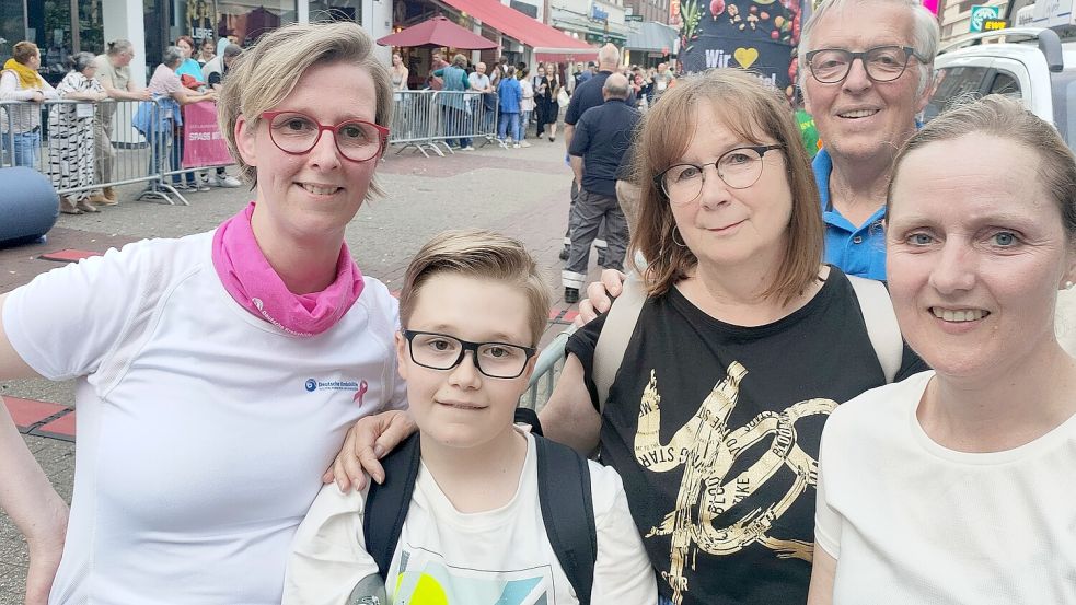Glücklich im Ziel (von links): Doreen Weerts, Sohn Timo, Mutter Martina und Vater Burkhard Schulz sowie Freundin Ruth Meyer. Foto: Lilienthal