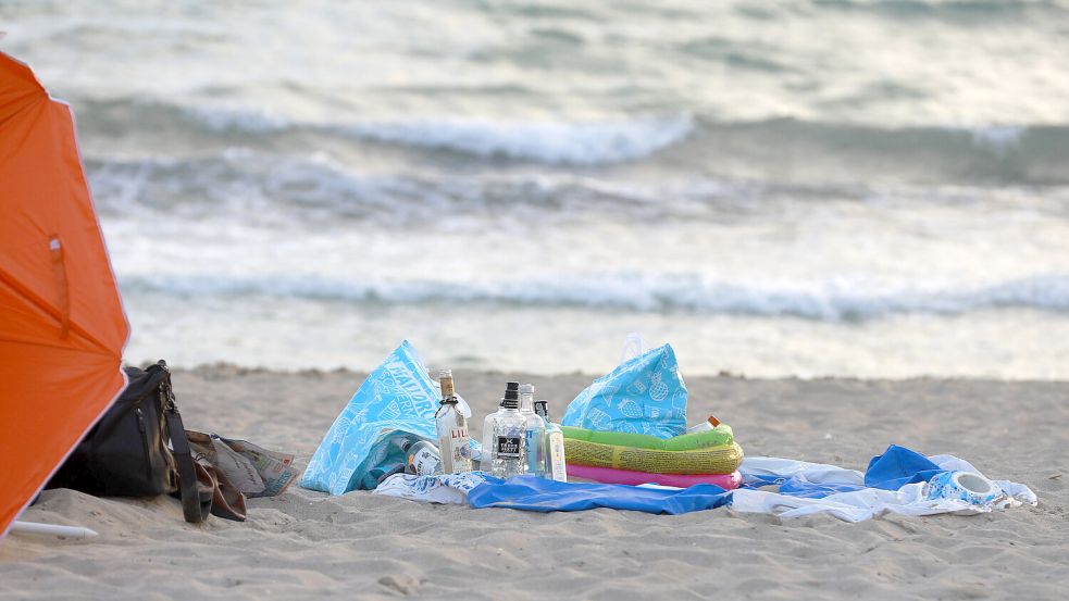 Trinkgelage am Strand sollen auf Mallorca der Vergangenheit angehören. Vom Verbot ausgenommen sind Terrassen von Bars und Restaurants sowie andere ausdrücklich für den Konsum von Alkohol zugelassene Plätze. Foto: Clara Margais/dpa