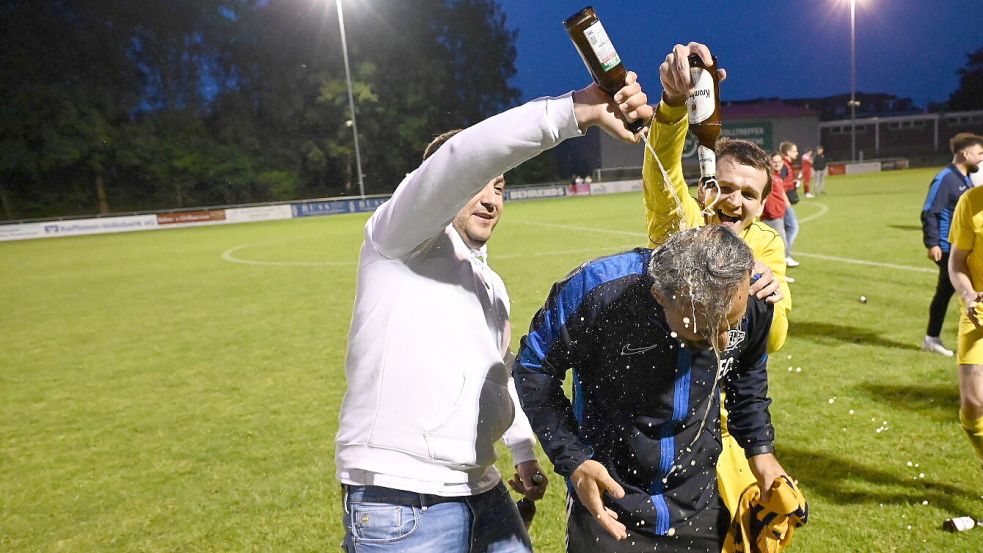 Trainer Erhan Colak bekam einige Bierduschen ab. Sekt floss nicht.