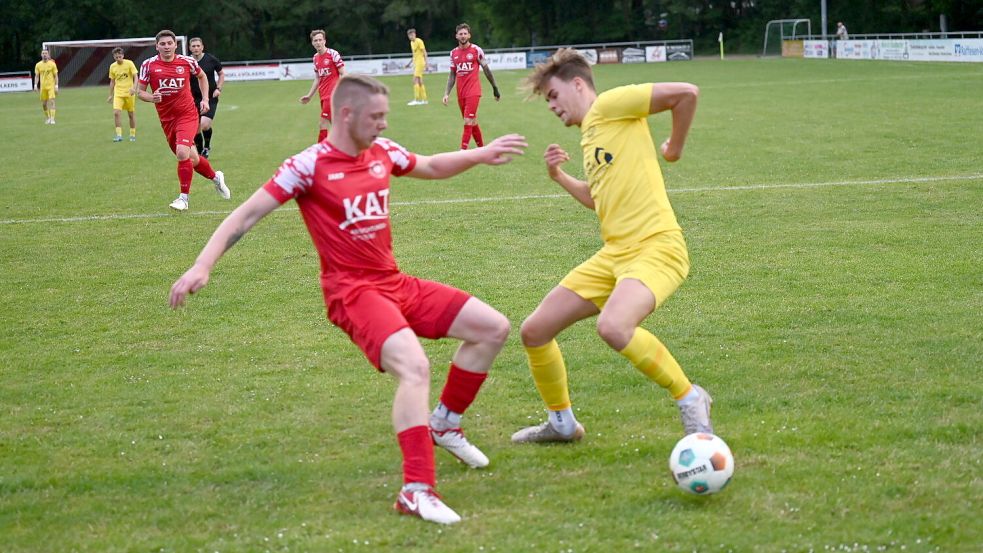 Hennes Janssen (rechts) war mit einem Doppelpack gegen Wiesmoor (links Nico Pallasdies) der Matchwinner.