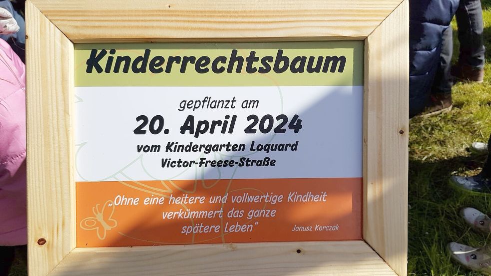 Dieses Schild weist auf den Kinderrechtsbaum hin. Foto: privat