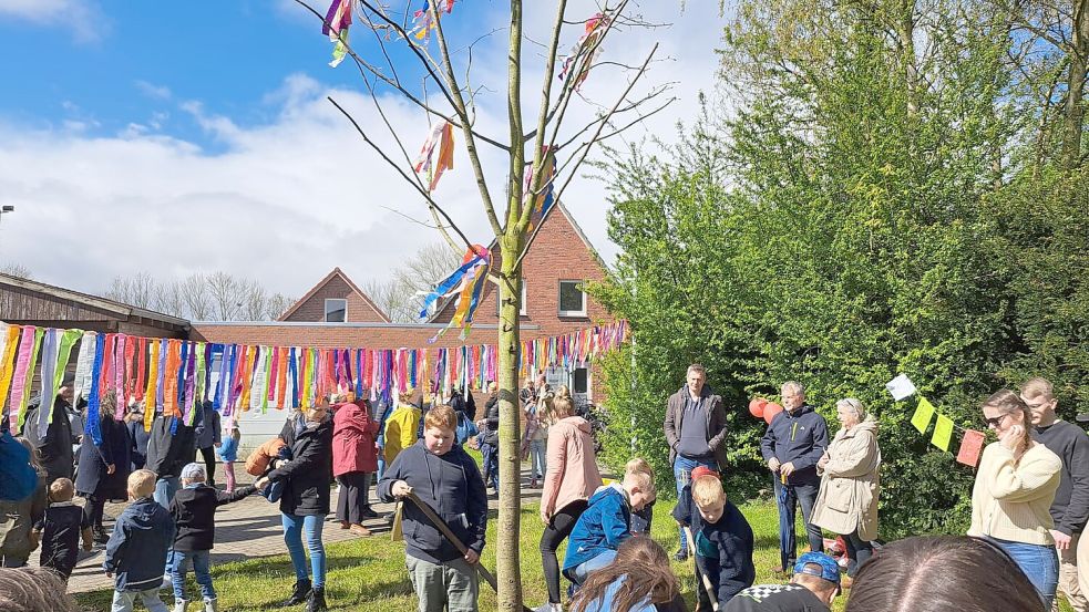 Die Kinder haben tatkräftig bei der Einpflanzung des Baumes geholfen. Foto: privat