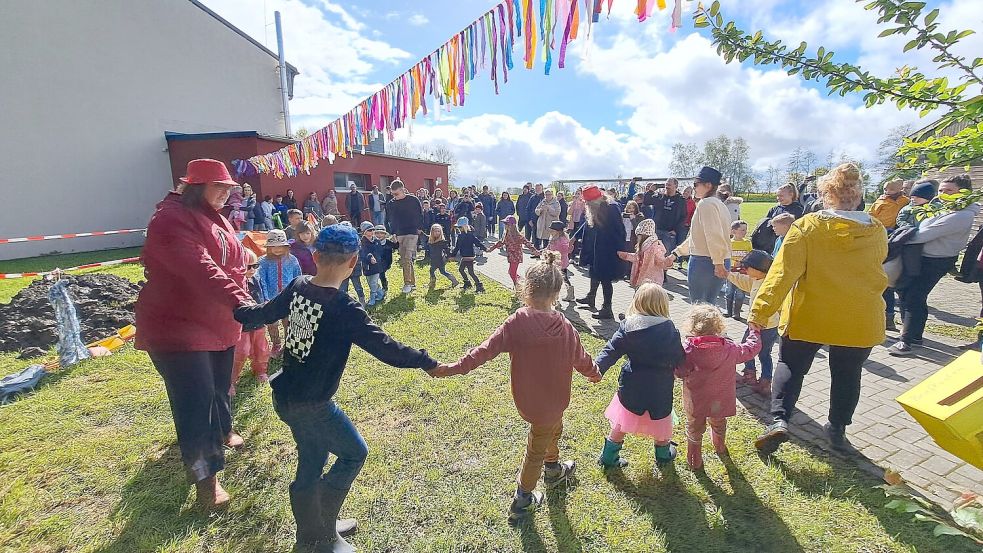 Zur Einweihung des Kinderrechtsbaumes im April waren viele Kinder aus Kita und Grundschule anwesend. Foto: privat