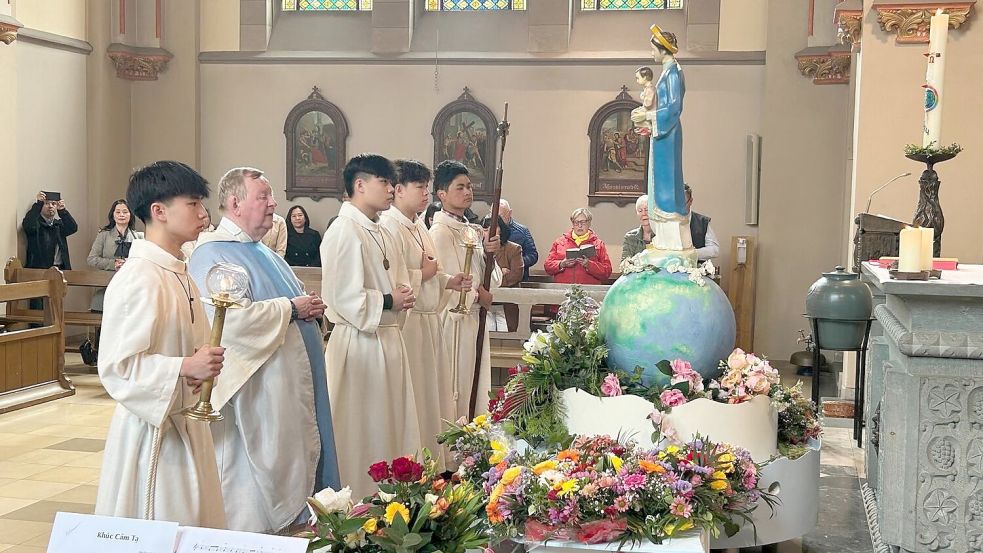 Die Maiandachten der vietnamesischen Gemeinschaft stellen einen der Höhepunkte im Kirchenkalender dar. Dazu gehören auch Umzüge mit einer vietnamesischen Madonnen-Statue und Blumentänze. Foto: Privat
