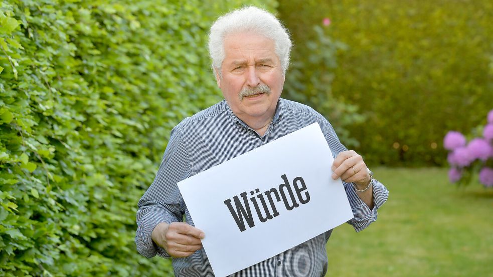 „Die Würde des Menschen ist unantastbar“: Rico Mecklenburg, Präsident der Ostfriesischen Landschaft, hält die Werte des Grundgesetzes hoch – für unser Foto auch im wörtlichen Sinn. Foto: Ortgies