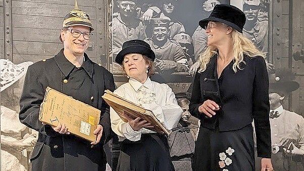 Sie verwandeln Akten in lebendige Geschichte: (von links) Dr. Michael Hermann, Reenste Cornelis und Katja Druivenga. Foto: privat