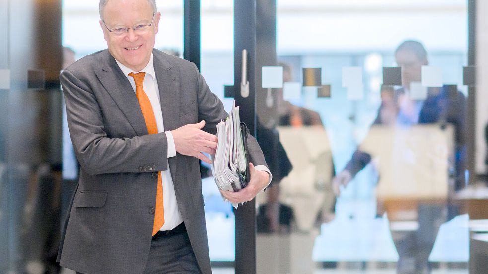 Wegen einer deutlichen Gehaltsanhebung für die Büroleiterin von Ministerpräsident Stephan Weil (Foto) läuft derzeit in Hannover ein parlamentarischer Untersuchungsausschuss. Foto: picture alliance/dpa
