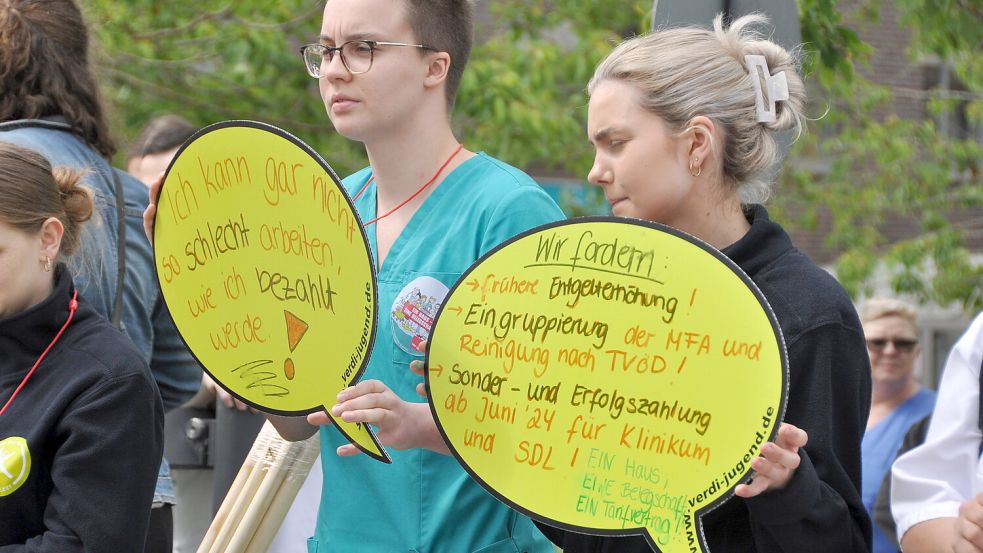 Die Beschäftigten schrieben ihre Forderungen auf Schilder. Foto: Wolters