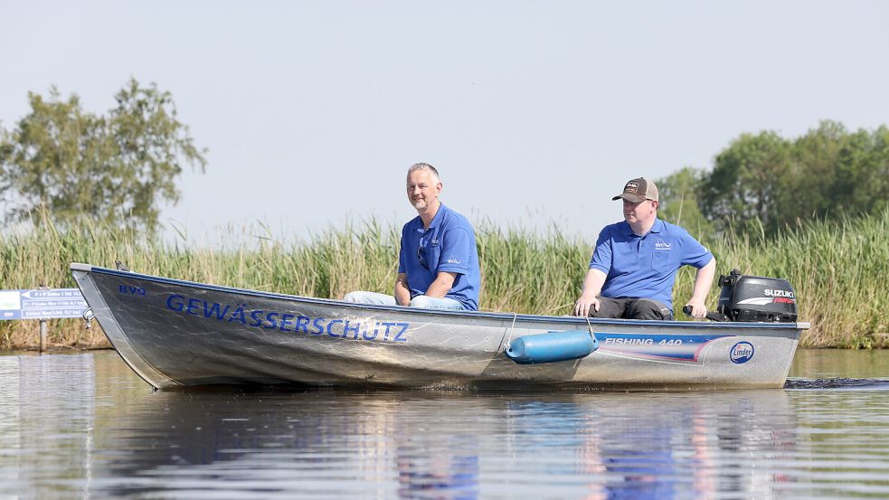 Auf dem Boot waren Wilfried Heisig (links) und Holger Flick unterwegs. Los ging es in Loppersum. Foto: Hock