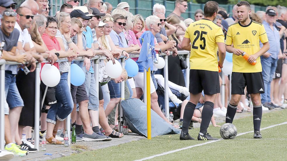 Relegationen nach dem regulären Saisonende sind wahre Zuschauermagneten. Vergangenen Sommer schaffte der SV Jheringsfehn/Stikelkamp/Timmel so den Klassenerhalt in der Bezirksliga. Foto: Doden/Emden