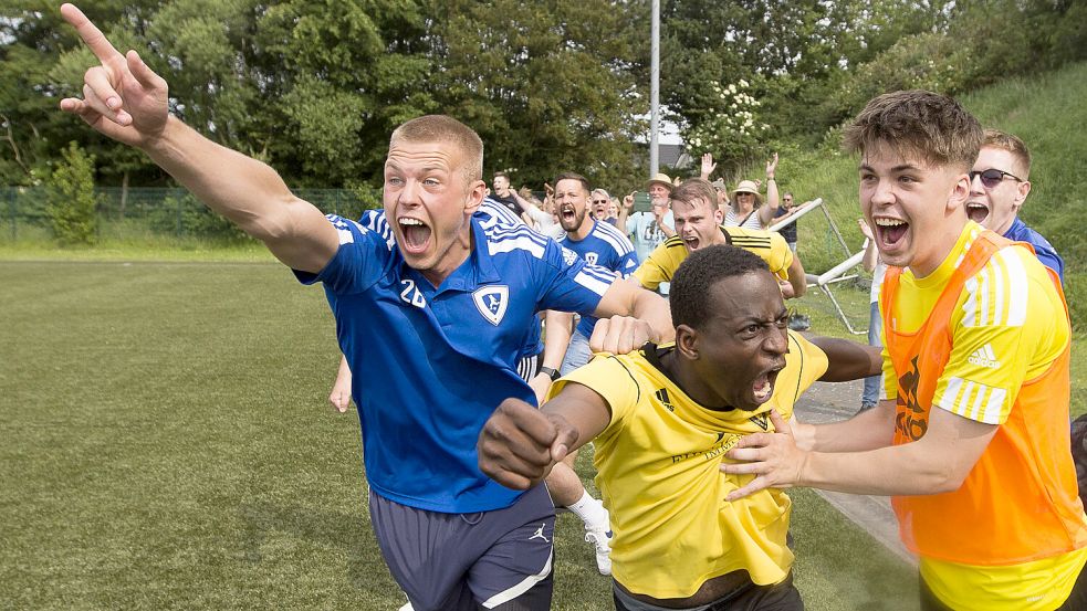 Emotionen pur: Nach dem Klassenerhalt im Spiel in Westerholt kannte der Jubel im Juni 2023 beim SV Jheringsfehn keine Grenzen. Foto: Doden/Emden