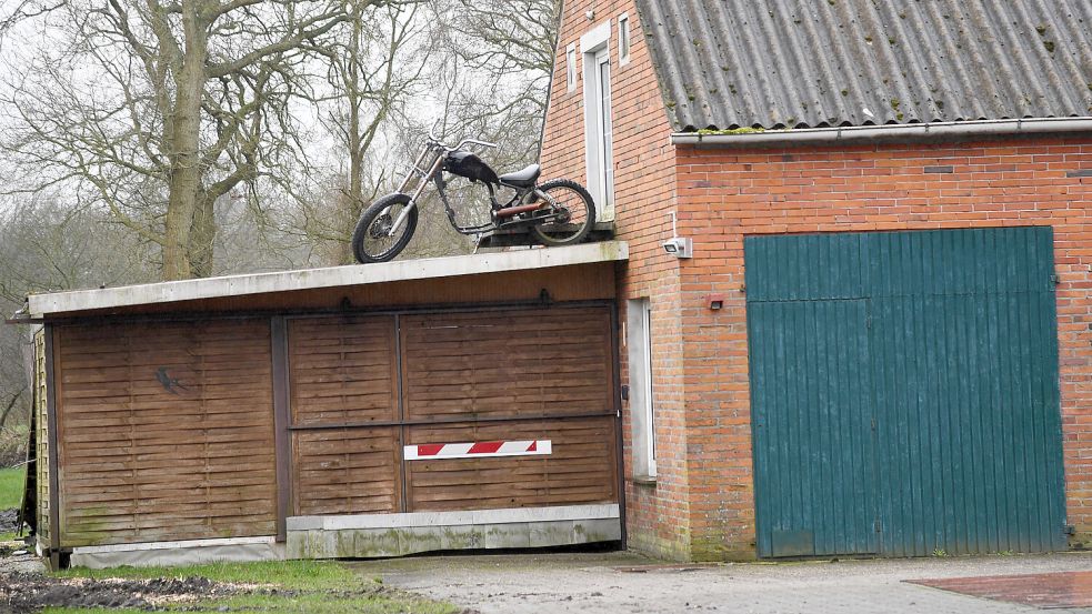 Veranstaltungshinweisen zufolge, die auf der Facebook-Seite des "Rebel Souls MC Großefehn" stehen, befindet sich unter dieser Adresse in Strackholt das Clubhaus der Motorradfahrer. Foto: Ellinger