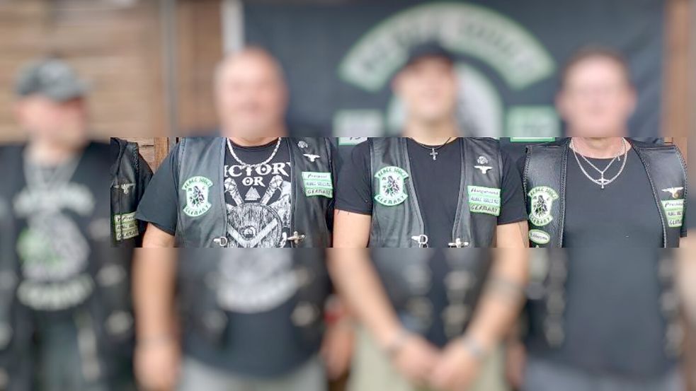 So präsentieren sich die "Rebel Souls" auf ihrer Facebookseite (von rechts): Der "President" mit Adler auf der Brust, ein "Hangaround" und ein „Prospect“ mit Adler und Totenkopf auf der Lederweste und – das ist nicht ganz lesbar – eventuell der damalige "V. President" (Vice-President) mit Adler auf der Kutte. Foto: Screenshot (Ausschnitt) vom 04.02.2024 / Quelle: Facebook-Seite des Rebel Souls MC Großefehn / Pixelung: OZ