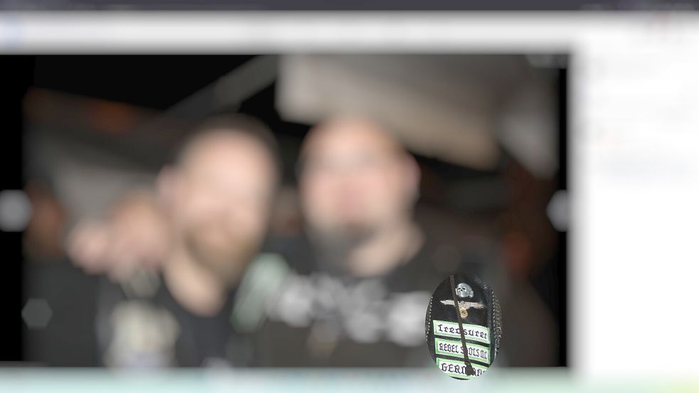 Eine Niete verdeckt beim Adler von "Rebel Souls"-Rockern die Stelle, an der beim Reichsadler das Hakenkreuz sitzt – hier beim (damaligen) "Treasurer" des Motorrad-Clubs, also dem Schatzmeister. Das Foto hat der "Rebel Souls MC Großefehn" am 9. Oktober 2023 auf Facebook gepostet. Foto: Screenshot 04.02.2024 / Quelle: Facebook-Seite des Rebel Souls MC Großefehn / Pixelung: OZ