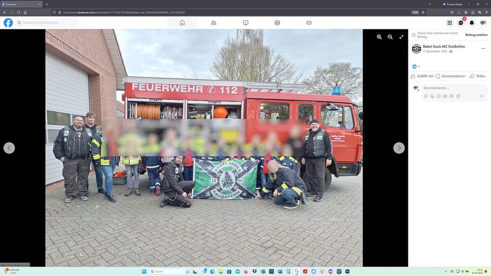 Mindestens zwei Rocker mit NS-Reichsadler auf der Brust und mindestens einer mit Adler und SS-Totenkopf – dazwischen die Feuerwehr-Kinder aus Spetzerfehn. Foto: Screenshot vom 04.02.2024 / Quelle: Facebook-Seite des Rebel Souls MC Großefehn / Pixelung: OZ