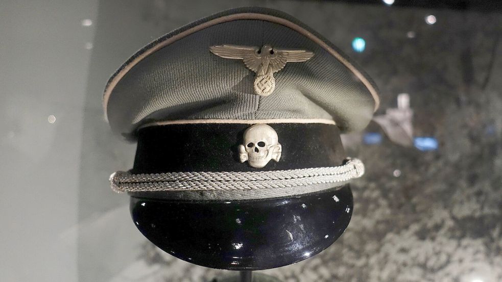 Eine SS-Mütze mit Totenkopf und Reichsadler. Foto: Wolfmann/Wikimedia (Lizensierungshinweise: siehe Ende des Berichts) / Ausschnitt: OZ