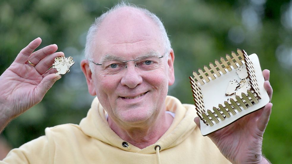 Gerhard Oltmanns stellt ein Holzspiel her. Ziel ist es, die Schweinchen in den Stall zu treiben. Foto: Ortgies