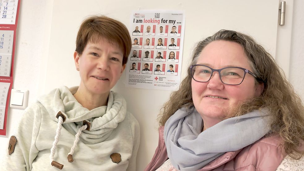 Gabriele Dirks (links) und Rosi Behmann arbeiten in Leer für den DRK-Suchdienst. Sie haben schon vielen Menschen helfen können. Foto: Lüppen