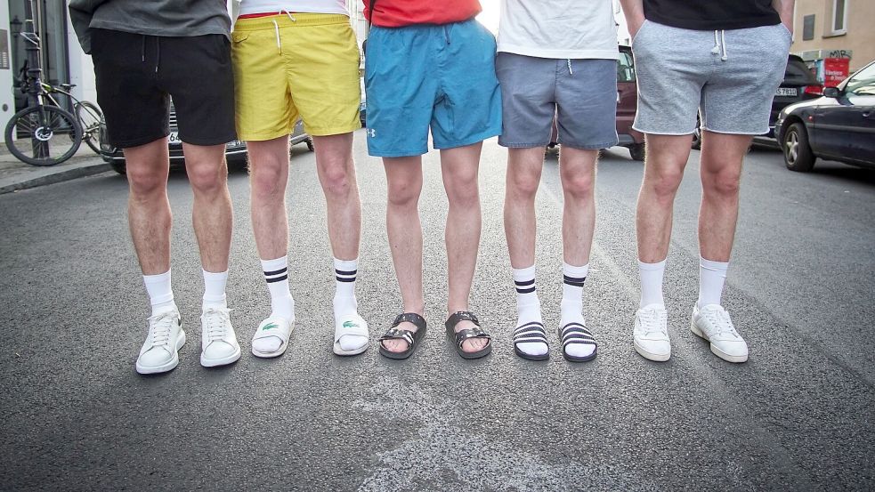 Von der Mode-Sünde zum Trend: Tennissocken in Badelatschen. Foto: dpa/Alexander Blum