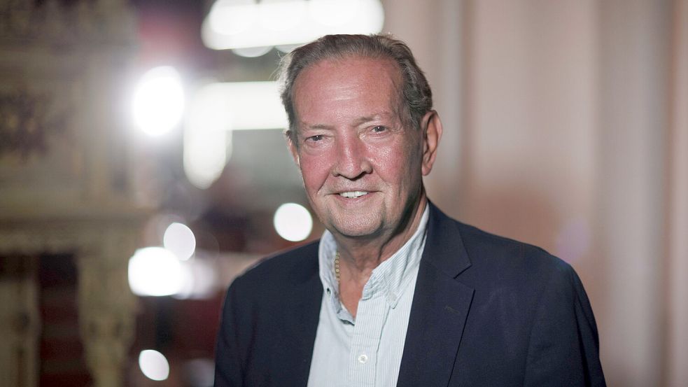 Martin Walker ärgert sich bei Lesereisen über die Deutsche Bahn. Foto: IMAGO/Panama Pictures/Christoph Hardt