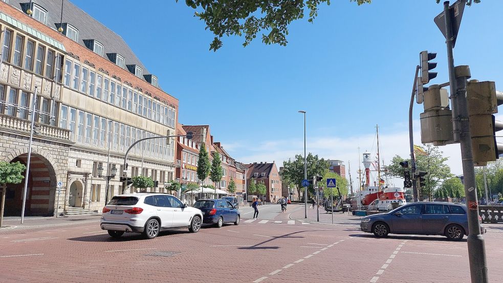 Zwischen dem Rathaus und dem Delft ist ein Zebrastreifen. Hier haben Fußgänger Vorrang. Für Autos untereinander gilt: Die Neutorstraße ist Vorfahrtsstraße.