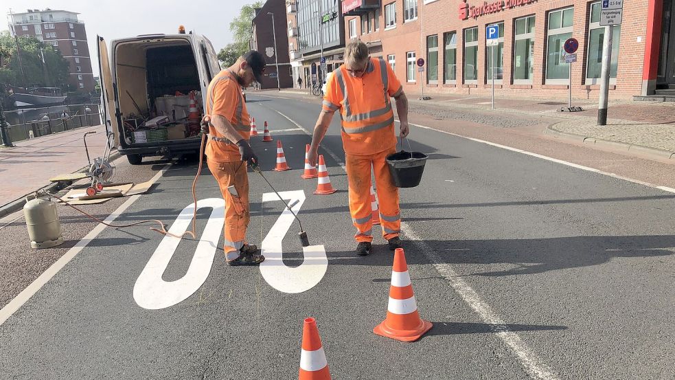 An der Einmündung der Straße Am Delft werden Autofahrer auf das auf dem Rathausplatz geltende Temp 30 aufmerksam gemacht. Die Markierungen wurden am Freitag, 24. Mai2024, aufgebracht. Foto: H. Müller