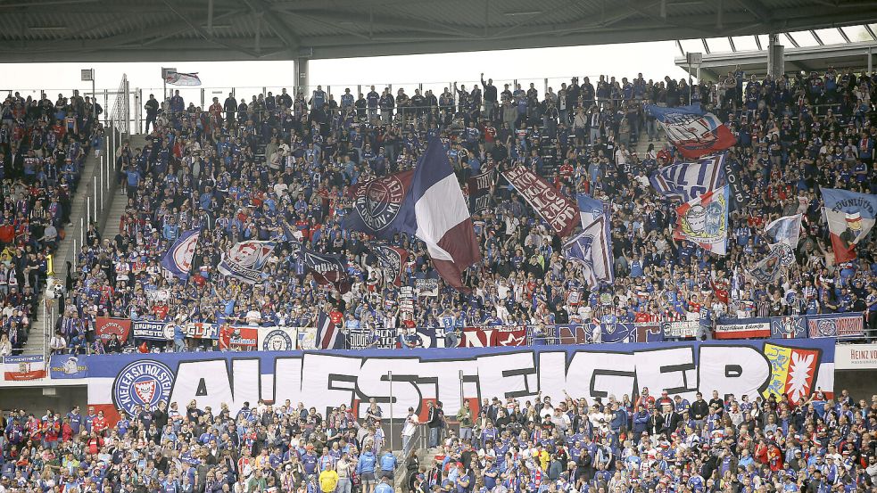 Am 34. Spieltag in Hannover: Die mitgereisten Fans aus Kiel feiern den Sieg und den Aufstieg. Foto: Imago/Claus Bergmann