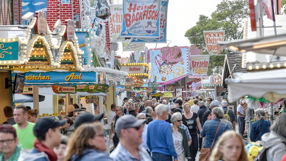 Futtern auf der Kirmes-Meile: Beim Matjesfest dreht sich nicht alles nur um Fisch. Foto: Archiv/Ortgies