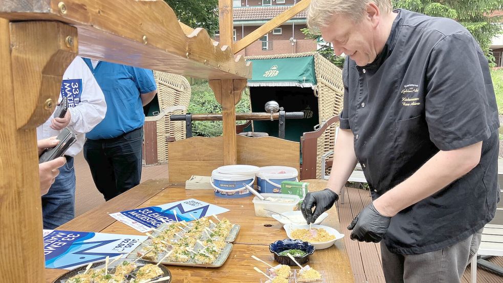 Schon einmal angerichtet: Rainer Ahlers vom Goldenen Adler präsentierte den Matjes-Lolli. Foto: Schuurman