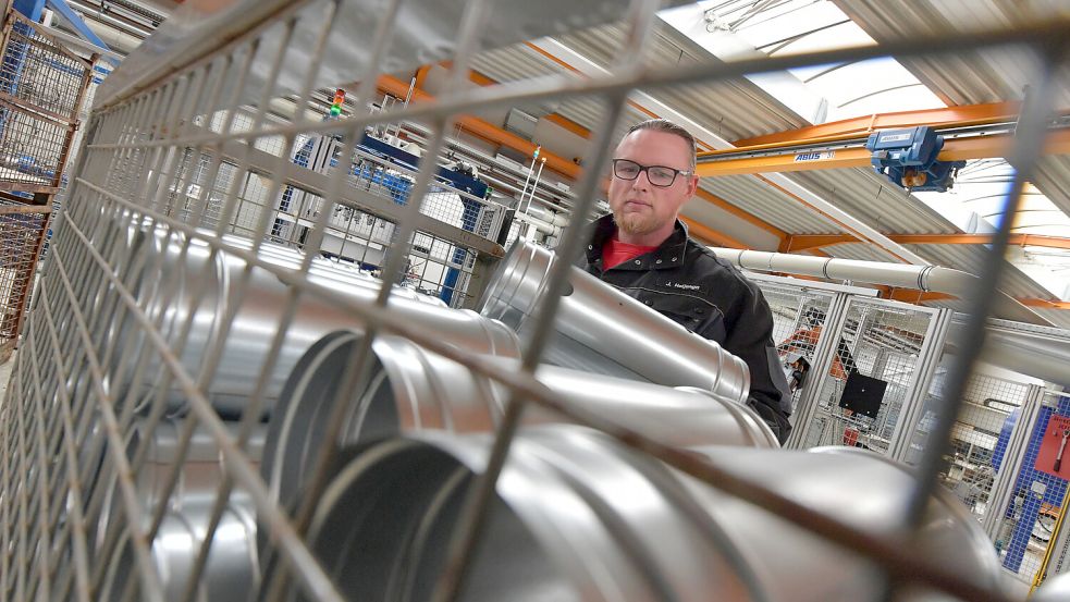Jan Heijenga zeigt kleine Lüftungsrohre, die bei Wildeboer in Weener gerade produziert wurden. Foto: Ortgies
