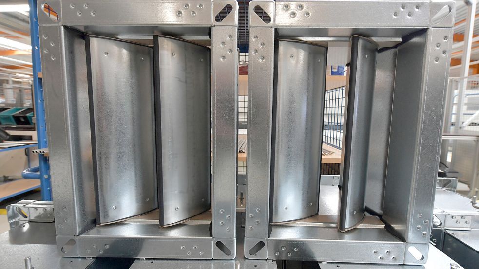 So sehen Jalousieklappen aus Blech aus. Es gibt auch Varianten – zum Beispiel Entrauchungsklappen – aus besonders feuerfestem Material. Foto: Ortgies