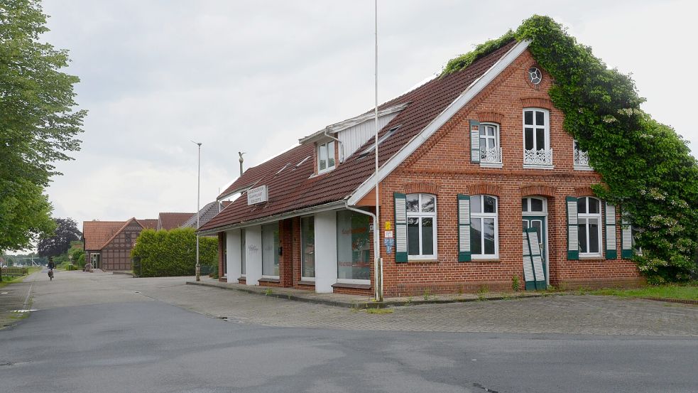 An dieser Stelle soll der neue Nah-und-gut-Markt entstehen. Das Geschäftshaus soll dafür abgerissen werden. Neue Parkplätze sollen zwischen dem Markt und der Fleischerei Eckhoff (im Hintergrund links) angelegt werden. Foto: Lüppen