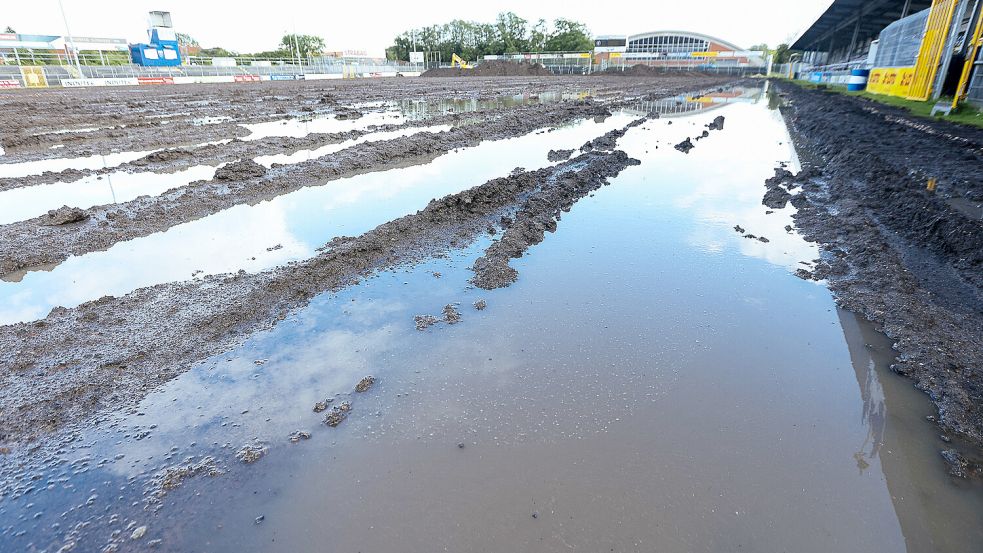 Die Verantwortlichen von Kickers hoffen nun auf besseres Wetter. Foto: Doden/Emden