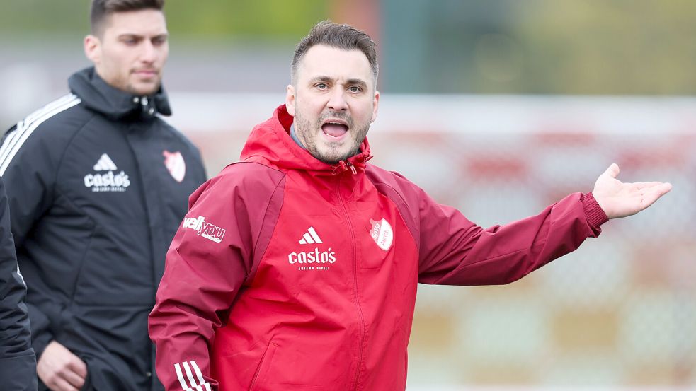 Nun ist es offiziell: Claudio Casto bleibt Aurich-Trainer. Foto: Doden/Emden