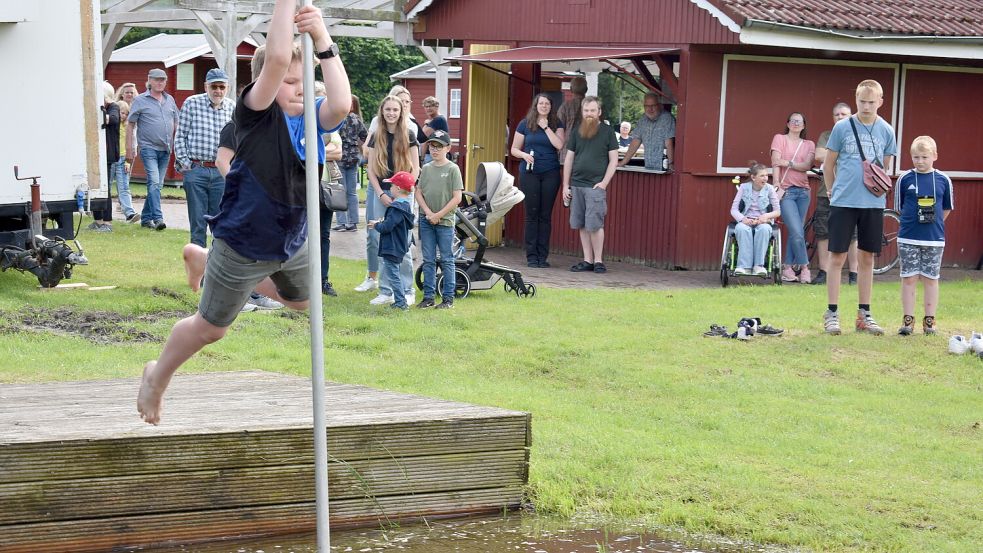 Am Sonnabend zeigten Kinder und Jugendliche beim Pulsstockspringen ihr Können. Foto: Buntjer