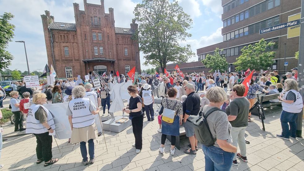 Ziel der Demo war schließlich der Liesel-Aussen-Platz beim Zollhaus. Foto: Bothe