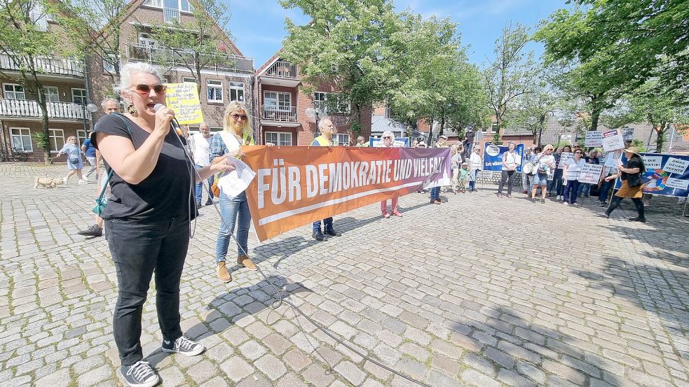 Katharina Birch (links) sprach auf dem Ernst-Reuter-Platz zu den Teilnehmern. Foto: Bothe