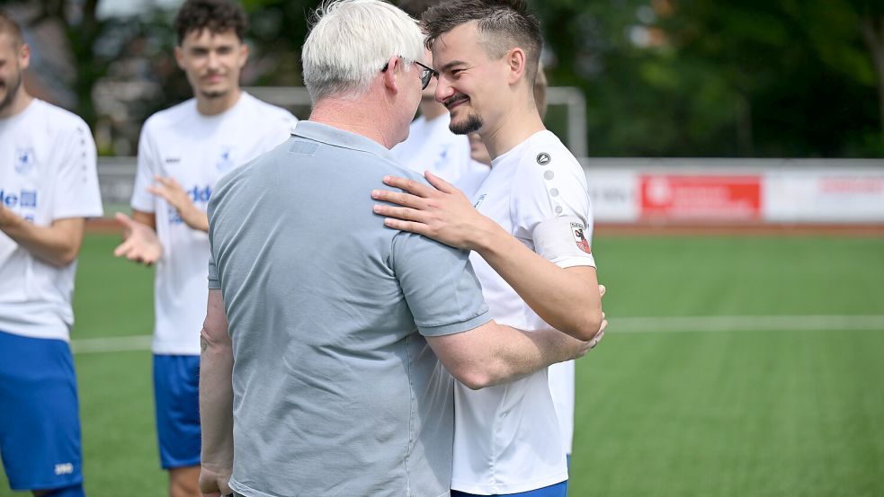 Eigengewächs und Vize-Kapitän Niklas Pinkernell (rechts) wurde vom TuS-Vorsitzenden Holger Janssen verabschiedet. Der angehende Lehrer legt eine Pause ein.