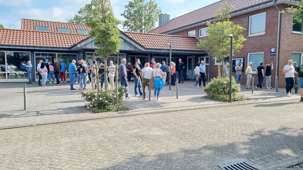 In der Pause des AfD-Bürgerdialogs schauten sich die Teilnehmer den Gegenprotest zum Großteil aus Entfernung an. Foto: Bothe